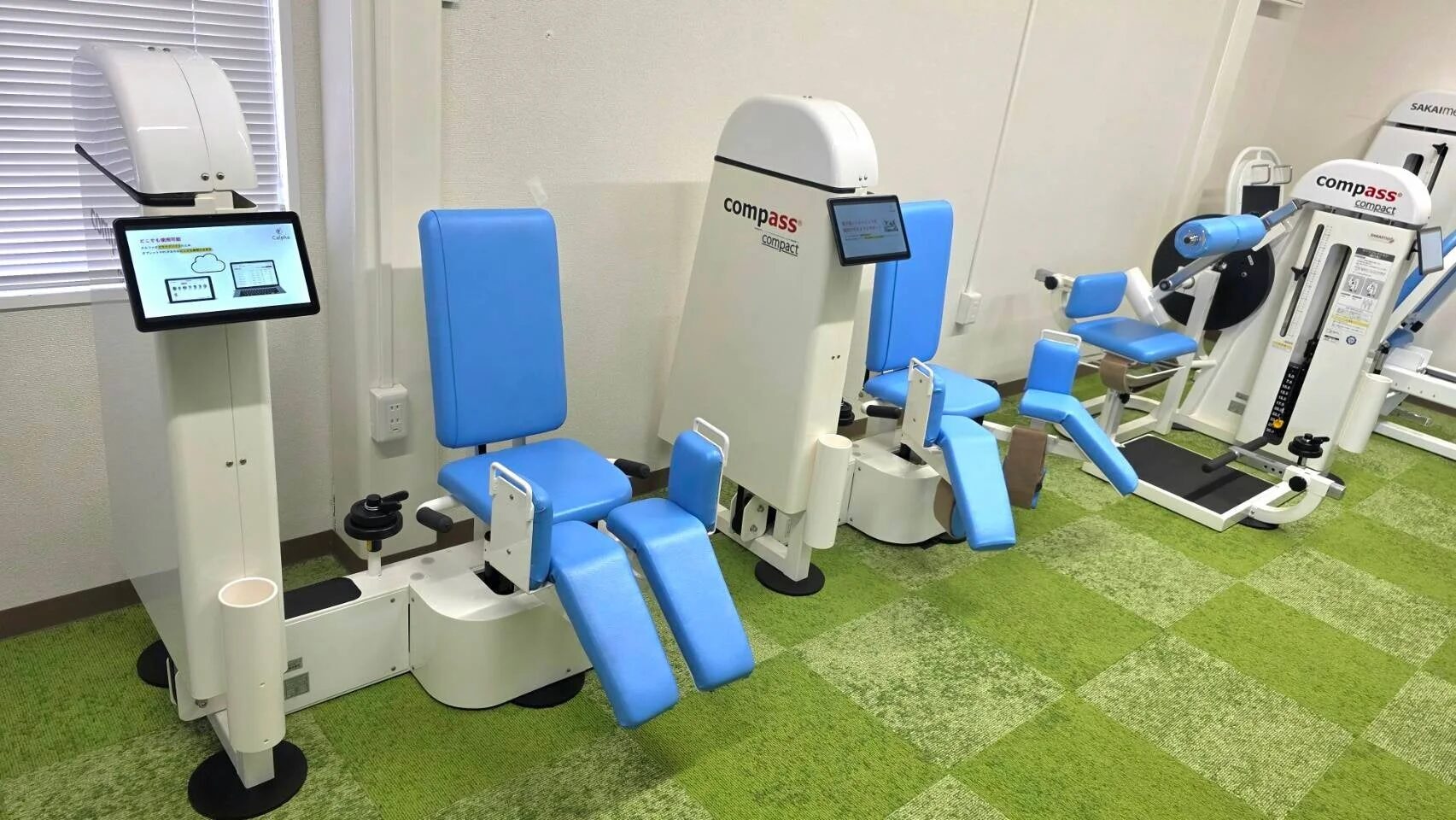 トレーニングマシンが並ぶ室内の様子