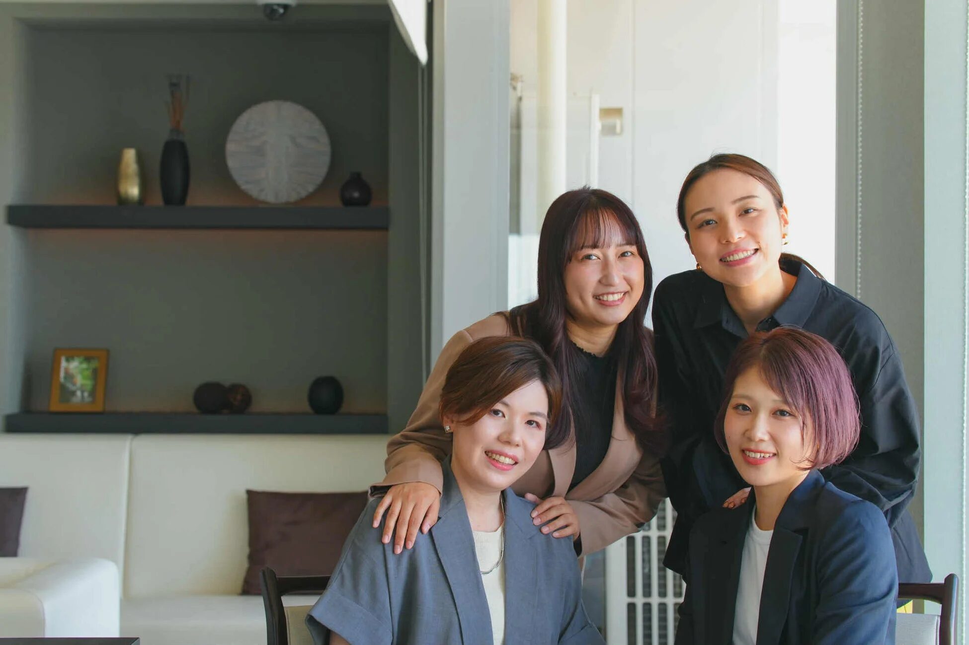 FAITH株式会社のメンバーが笑顔で集まっている様子