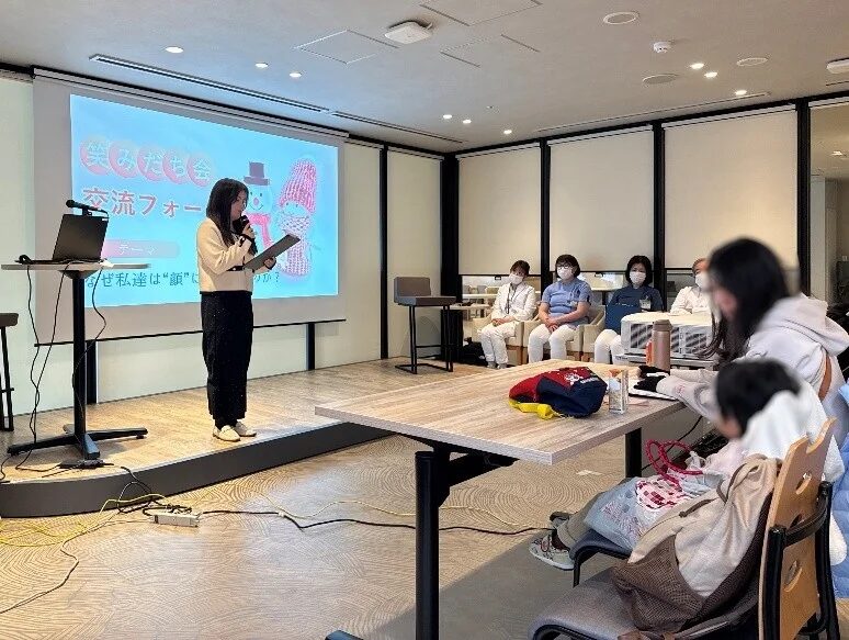 女性がマイクを持って発表する様子