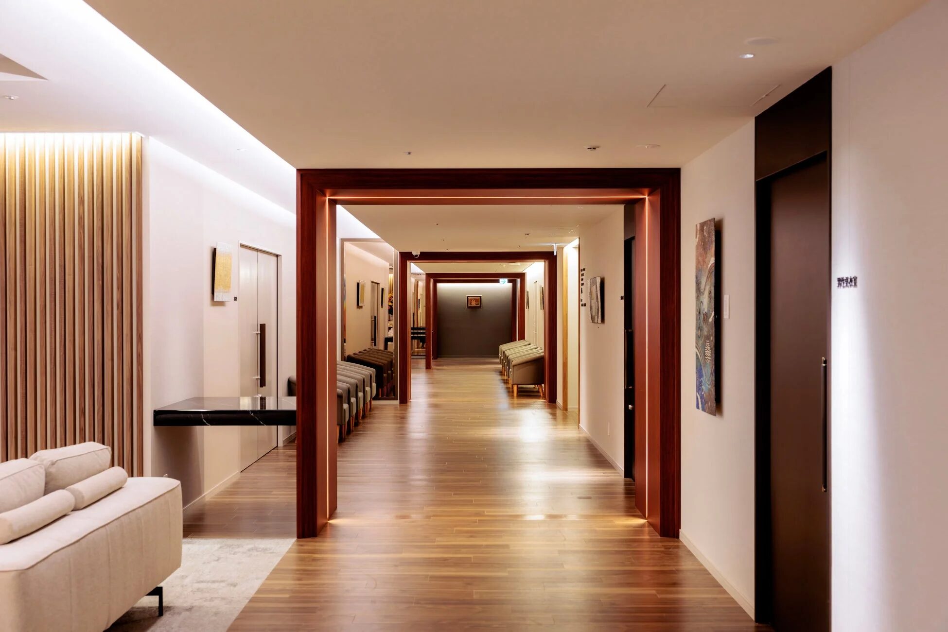 モダンで洗練された雰囲気の廊下
