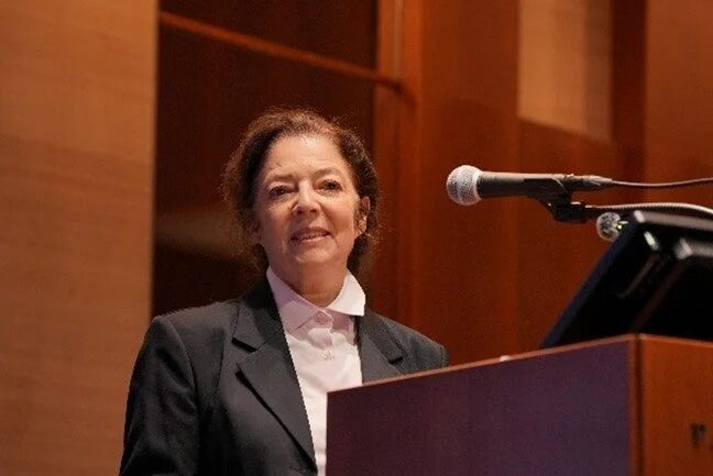 講演中のカリマ・ジャバリ博士