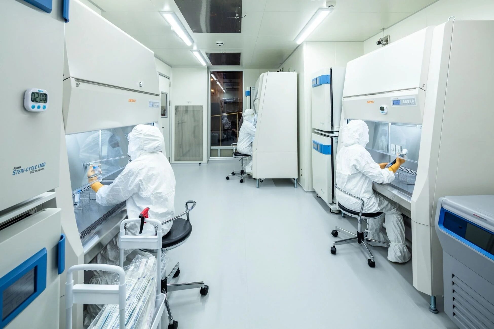 研究室、クリーンルーム、研究者、保護服、バイオセーフティキャビネット、インキュベーター、科学、実験、生物学、無菌、細胞培養、医療