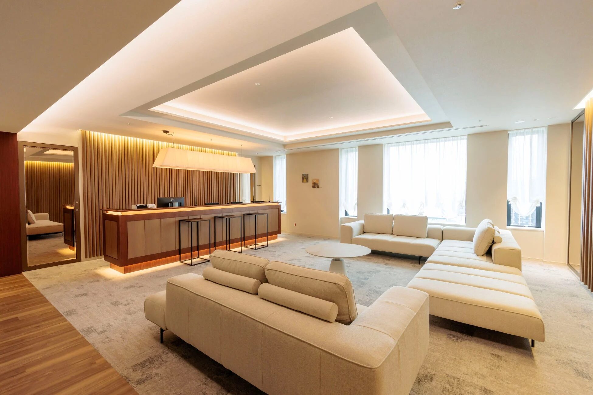 モダンなラウンジエリア