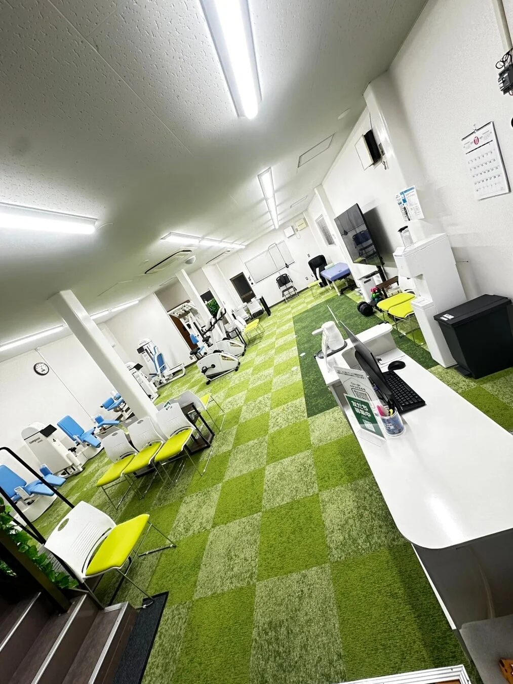 明るい雰囲気のフィットネス施設またはリハビリテーションセンターの内部