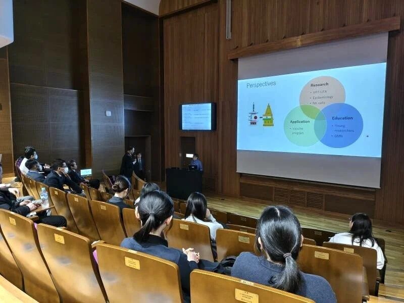 講堂でのプレゼンテーションの様子