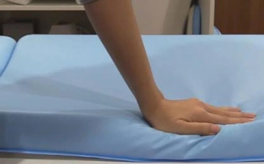 マットレスに手を押し当てている様子