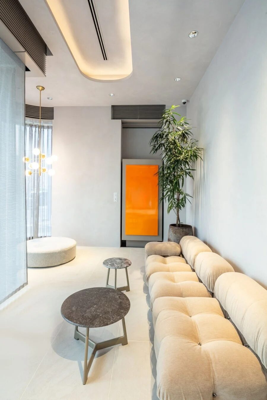 インテリア、モダン、ラウンジ、ソファ、観葉植物、ミニマリスト、ベージュ、オレンジ、スタイリッシュ、デザイン、間接照明