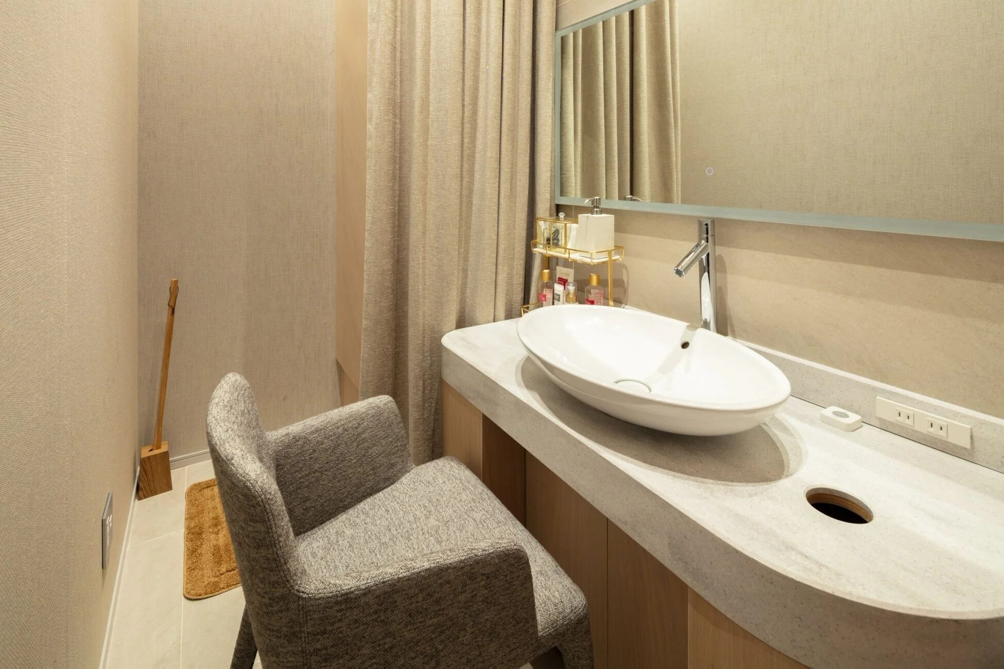 洗面所、パウダールーム、インテリア、モダン、ホテルライク、鏡、椅子、ベージュ、シンプル、落ち着いた雰囲気