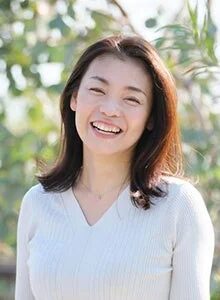 明るい日差しの下で、満面の笑みを浮かべる日本人女性のポートレート