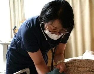 看護師が患者を診察する様子