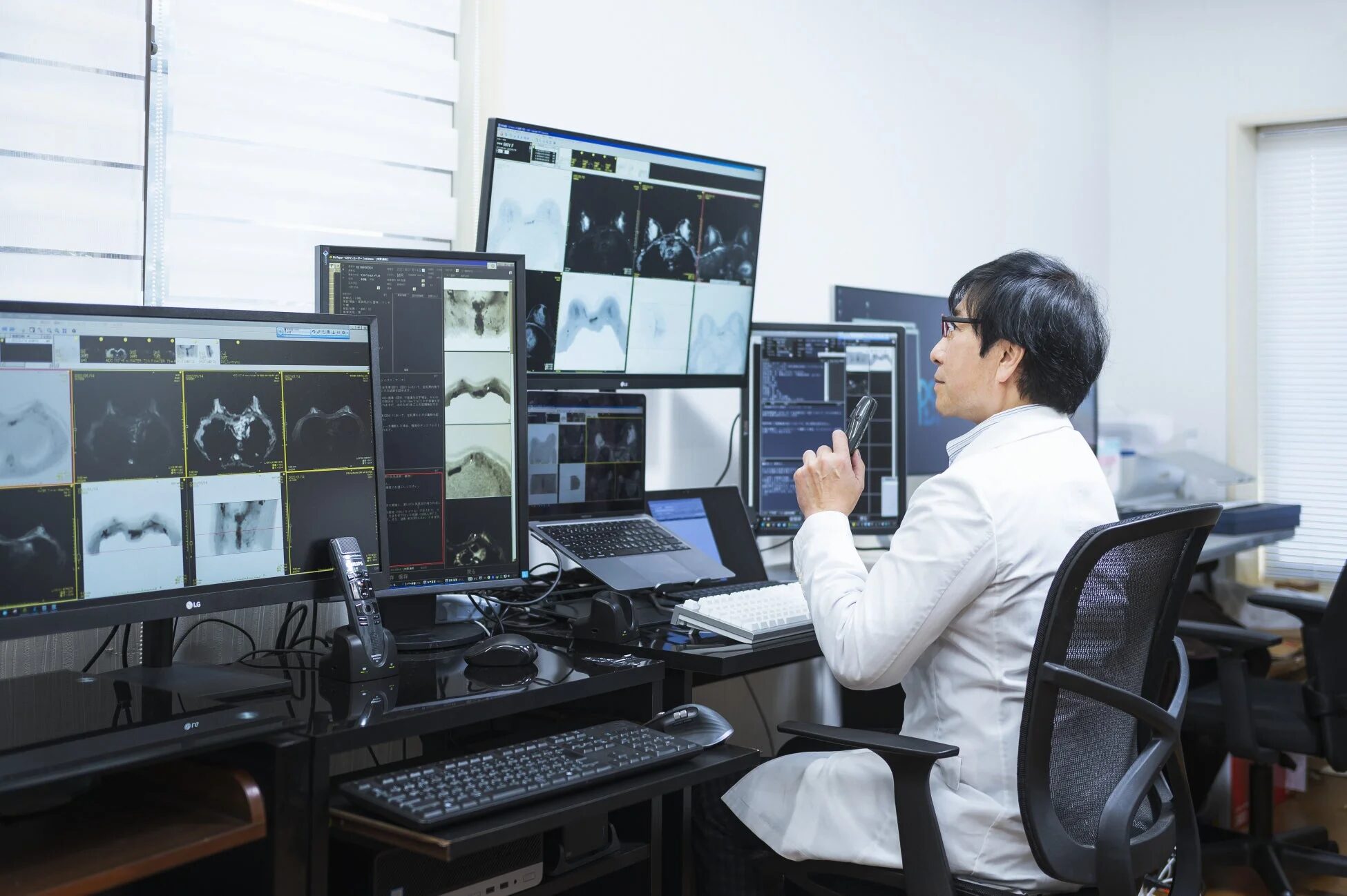 医師がモニターを見る