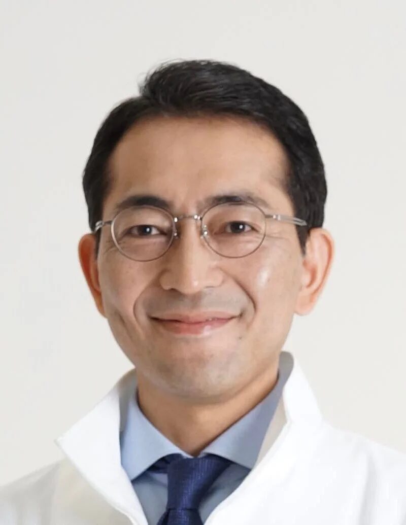 白衣を着て眼鏡をかけた日本人男性の笑顔のポートレート