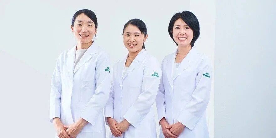 白衣を着用した3人の女性