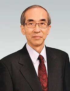 眼鏡をかけたアジア系の男性