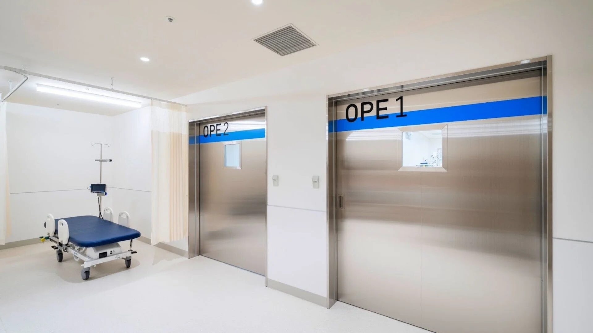 手術室へ続く廊下