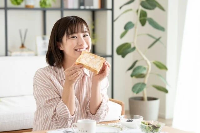 朝食時の女性
