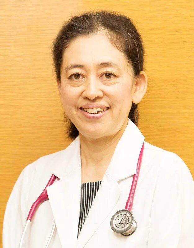 白衣とピンクの聴診器を身につけたアジア人女性医師のポートレート