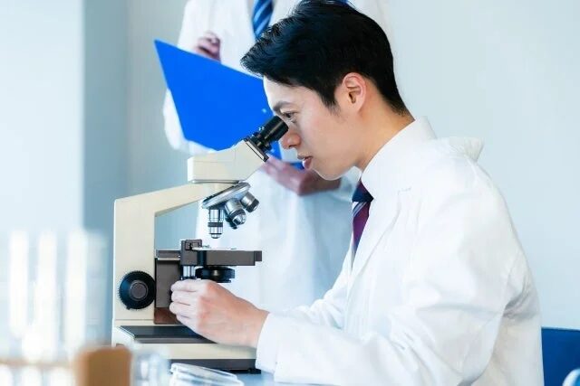 顕微鏡を覗く研究者