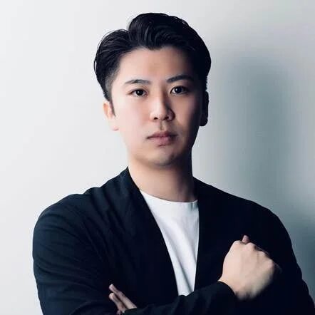 腕を組んで立つTL Genomics代表の久保知大氏