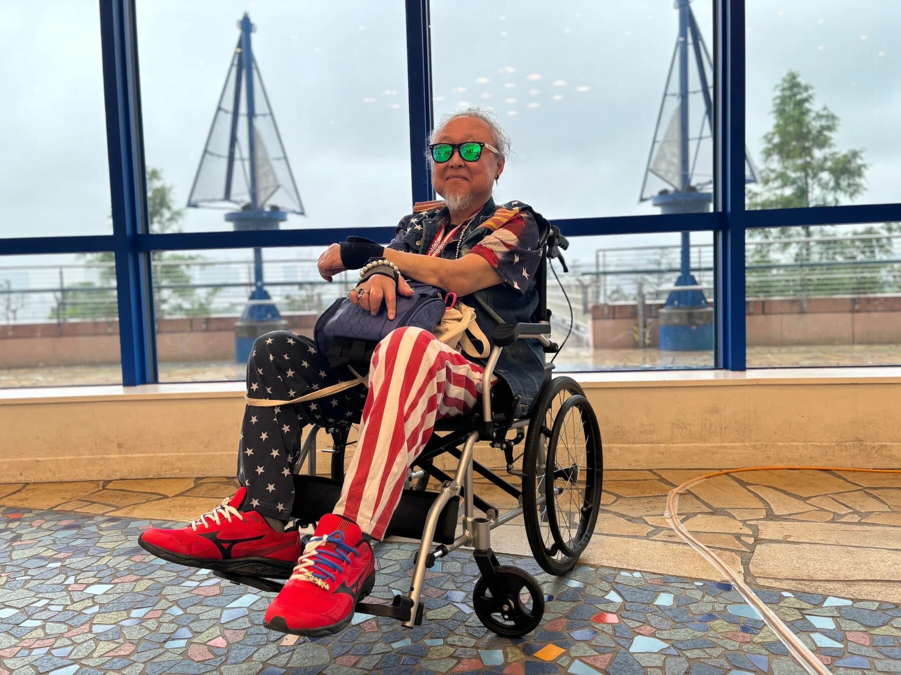 窓際に座る車椅子の高齢男性