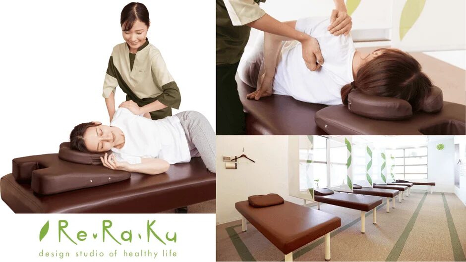 マッサージサロン「Re.Ra.Ku」の様子を捉えた画像です。セラピストが利用者に施術を行う様子や、清潔感のある施術室に並べられた複数のベッドが写っており、リラックスできる空間で専門的なボディケアが提供されていることが伝わります。