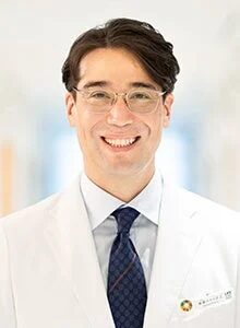 白衣を着て眼鏡をかけた男性医師のポートレート