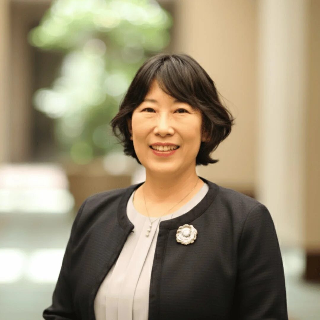 笑顔でカメラを見つめるアジア人女性のポートレート