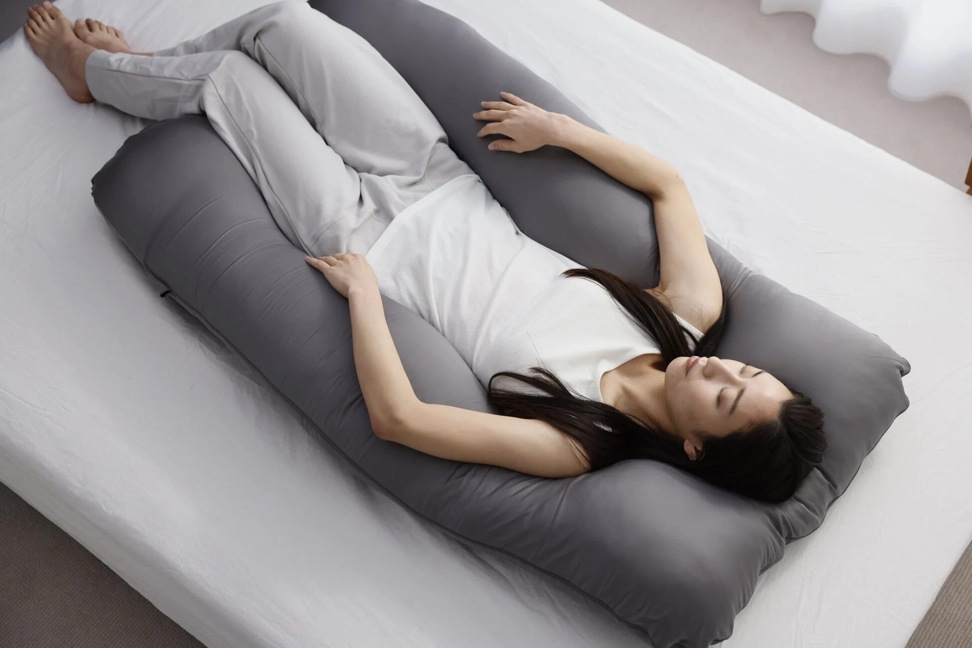 ハグモッチ製品に横たわりリラックスする女性