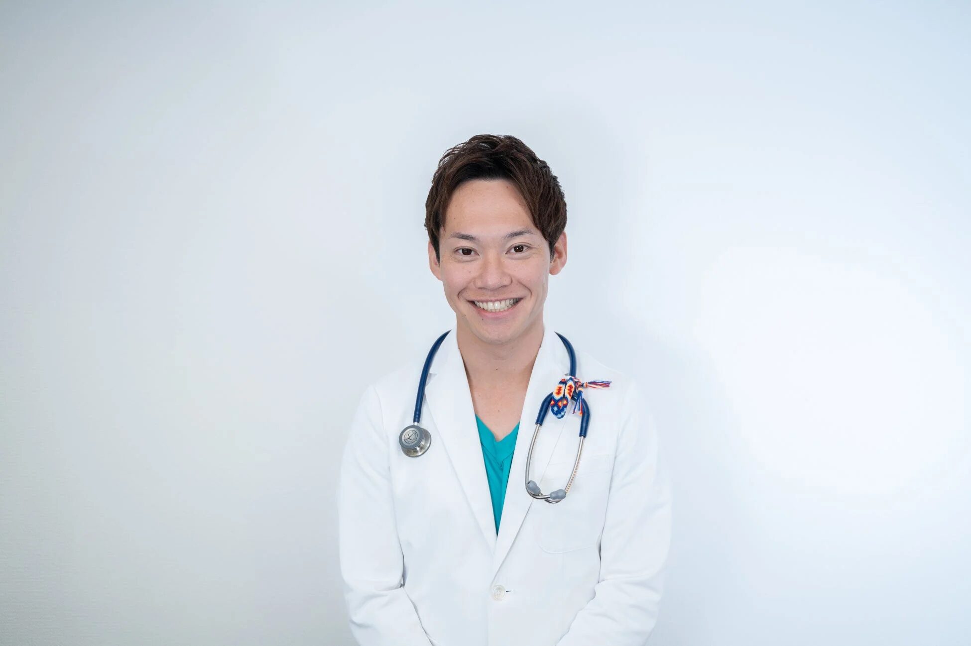 笑顔でカメラを見ている若い男性医師のポートレート