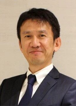 スーツとネクタイを着用したアジア人男性のバストアップポートレート