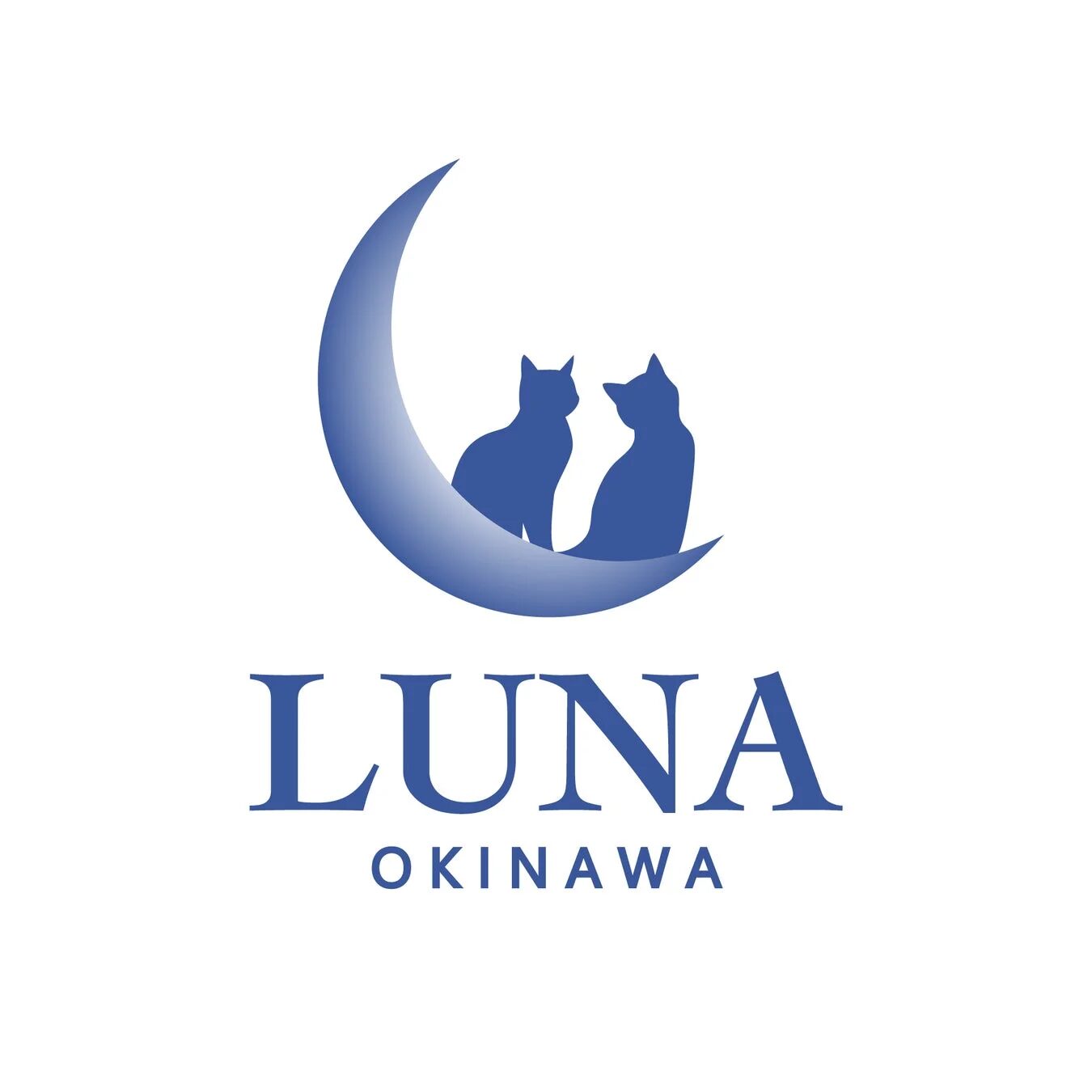 青い三日月の上に二匹の猫のシルエットが座っているロゴデザインです。下には「LUNA OKINAWA」の文字が添えられています。