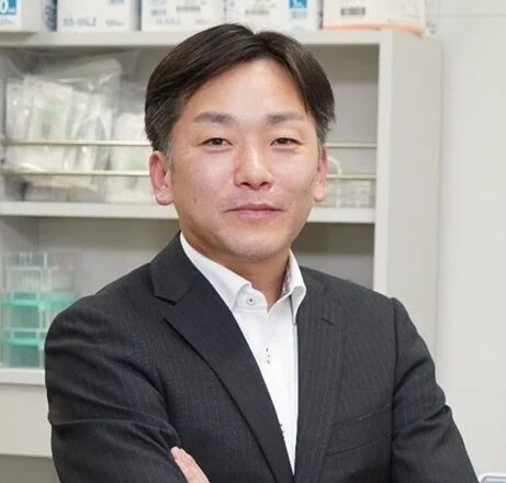 スーツを着用した日本人男性