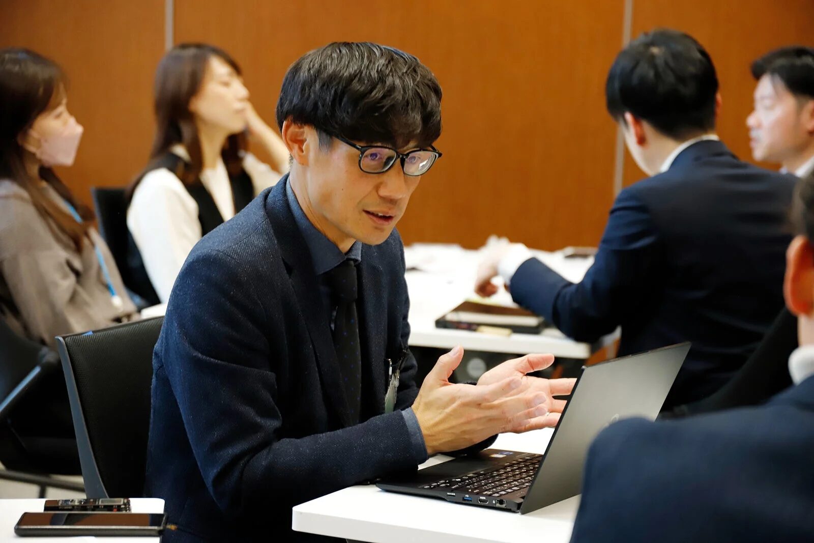 会議でディスカッションする様子